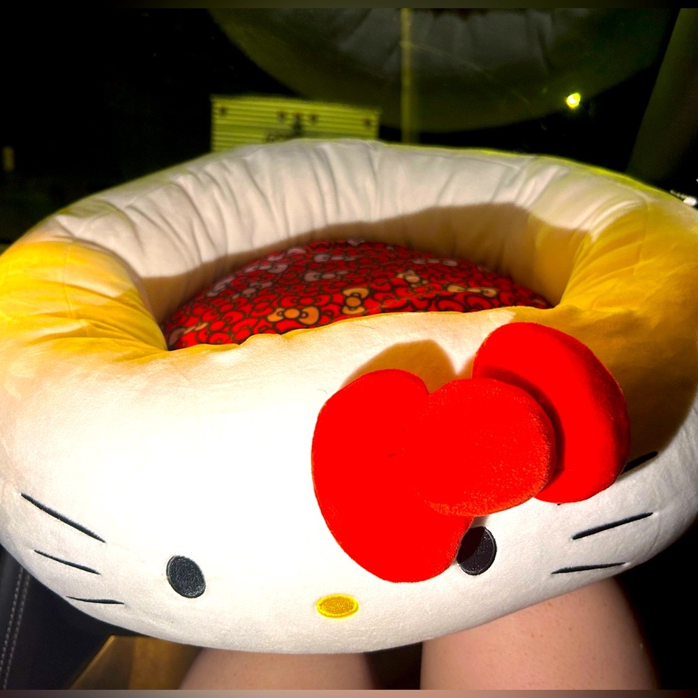 NWT SANRIO HELLO KITTY PET BED